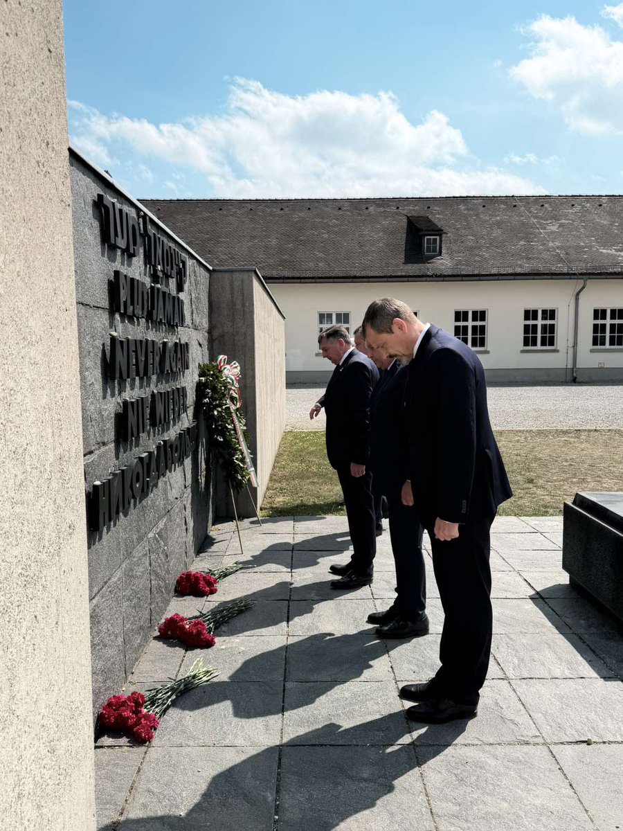 BelarusEmbDe's tweet photo. Der 🇧🇾Generalkonsul in München legte 08.05 gemeinsam mit 🇷🇺Kollegen Kränze zum Tag des Sieges in der Gedenkstätte KZ Dachau nieder. Die Teilnehmer gedachten der Opfer mit einer Schweigeminute. Die Verwaltung ist in diesem Jahr noch weiter gegangen - Reden in🇷🇺Sprache verboten https://t.co/qHBoHwejlk
