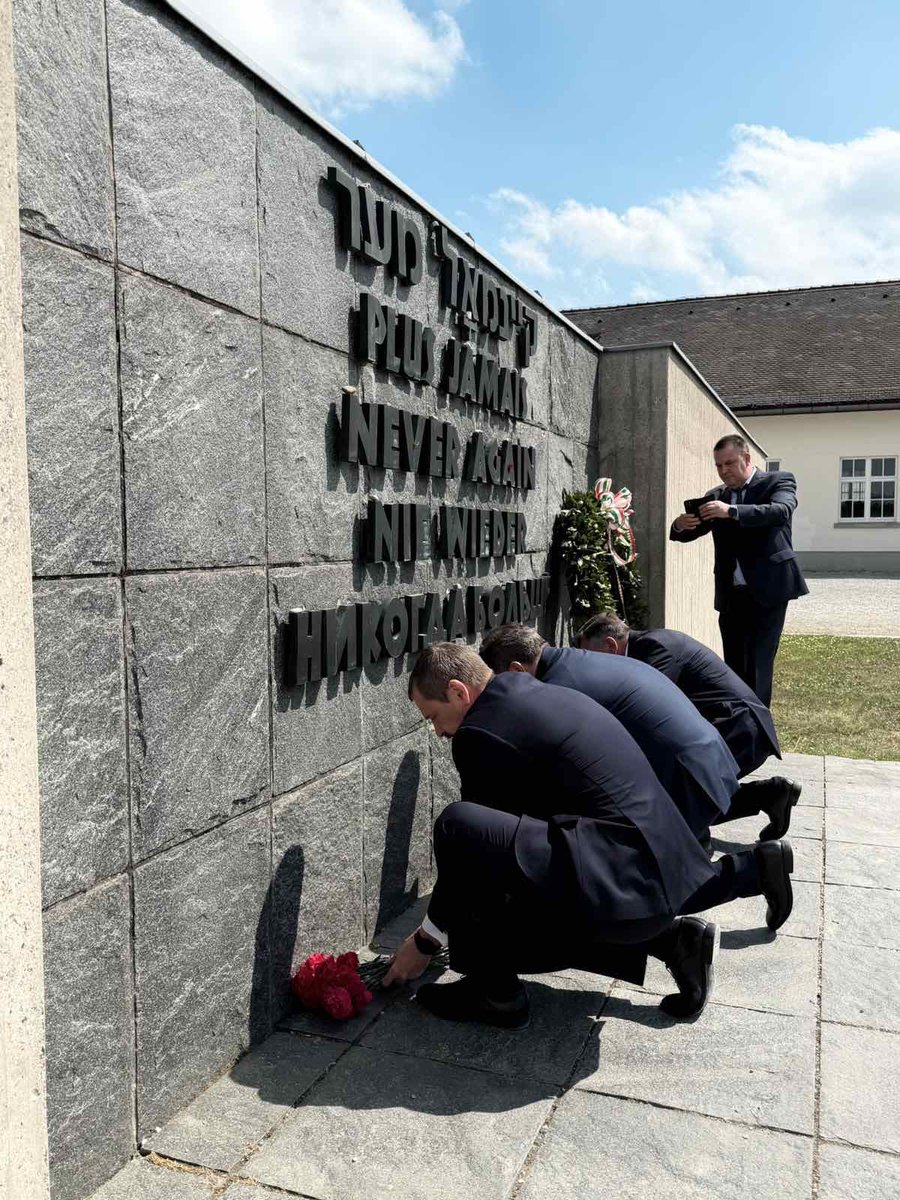 BelarusEmbDe's tweet photo. Der 🇧🇾Generalkonsul in München legte 08.05 gemeinsam mit 🇷🇺Kollegen Kränze zum Tag des Sieges in der Gedenkstätte KZ Dachau nieder. Die Teilnehmer gedachten der Opfer mit einer Schweigeminute. Die Verwaltung ist in diesem Jahr noch weiter gegangen - Reden in🇷🇺Sprache verboten https://t.co/qHBoHwejlk