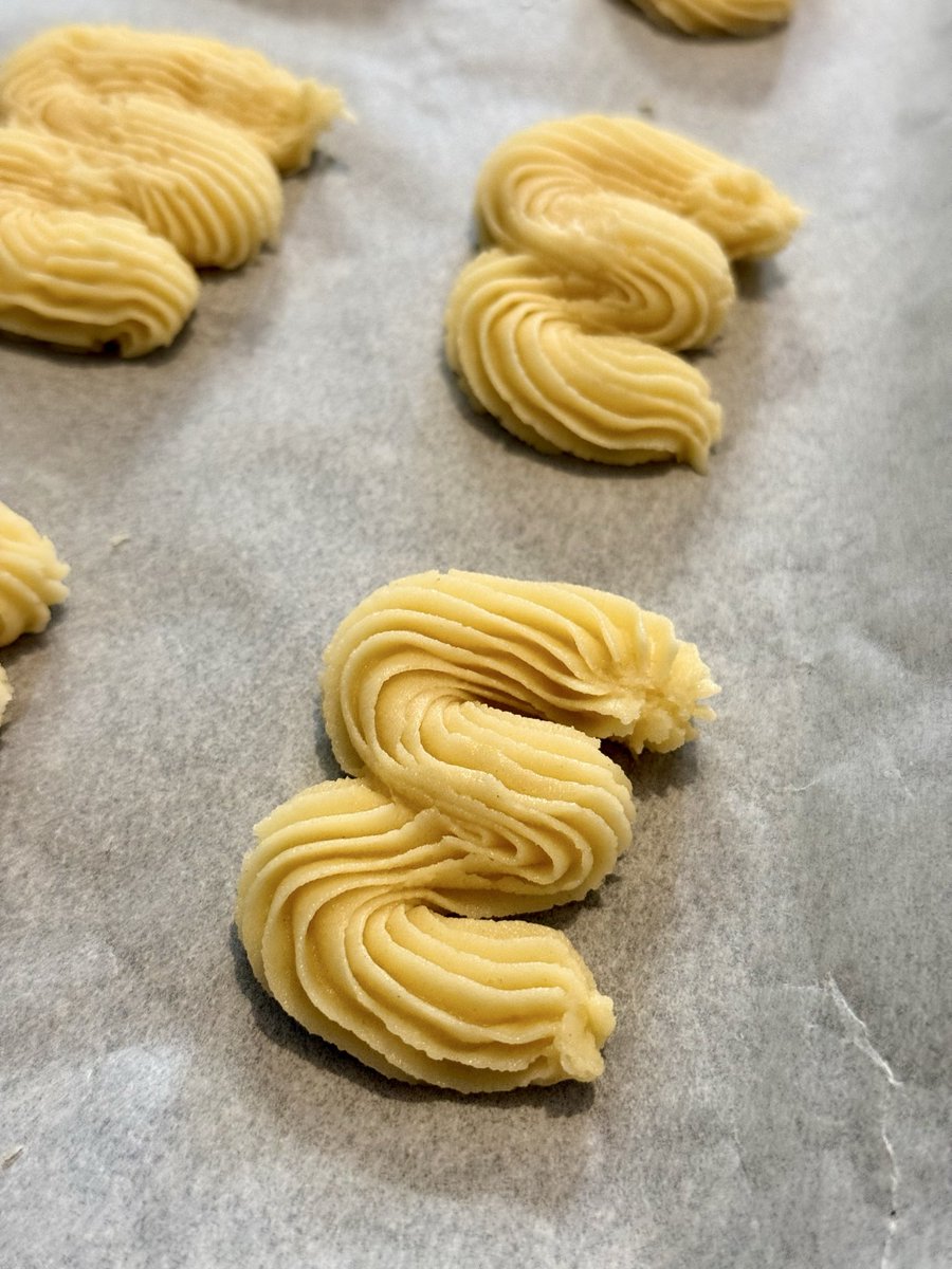 sharmiscakes's tweet photo. Aujourd'hui avec mes enfants, nous avons transformé la cuisine en véritable laboratoire gourmand pour confectionner des Spritz maison. Un excellent exercice de précision pour travailler le pochage à la poche à douille et la patience pendant le glaçage au chocolat noir. https://t.co/Qe2ft4L8Ex