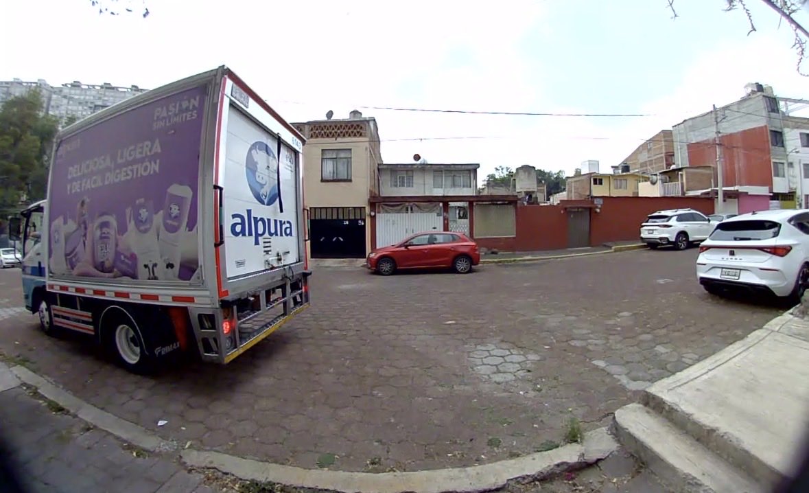 fhongo's tweet photo. @alpuraoficial constantemente tus conductores se estacionan frente a mi cochera violando el Art 29 fracción III del reglamento de tránsito. Les he pedido amablemente que dejen de hacerlo y hasta se ponen violentos. Vehículo 6143 Del A Obregón Col Miguel Hidalgo PAREN YA!!! https://t.co/AcEMuEql4O