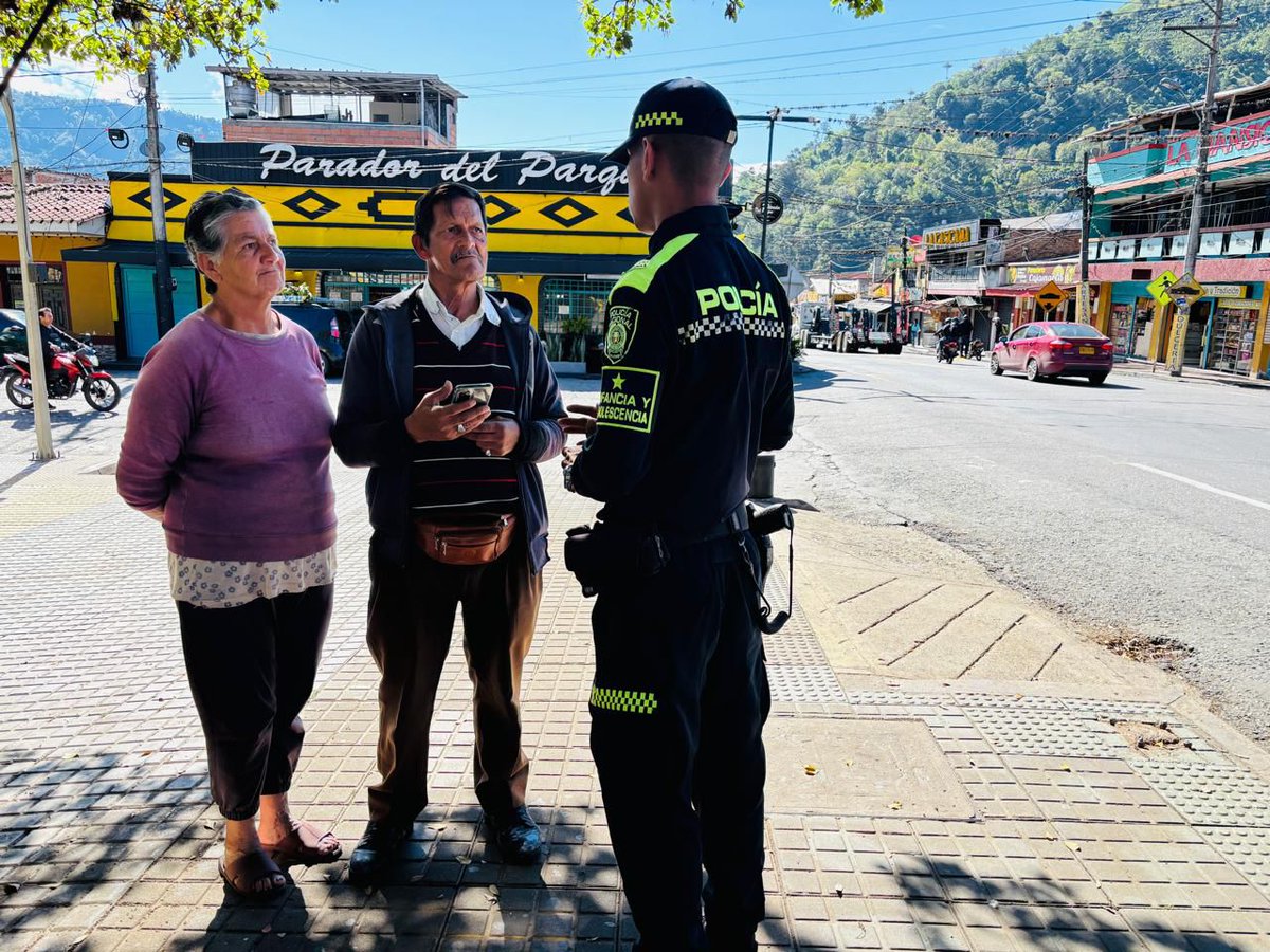 ProteccionPonal's tweet photo. A través de actividades en el parque principal de #Ibagué, promovemos la protección de niñas, niños y adolescentes, previniendo el reclutamiento forzado e invitando a la comunidad a denunciar cualquier situación de riesgo💚👏.
#JuntosPorLaNiñez https://t.co/sWtT4QcoOK