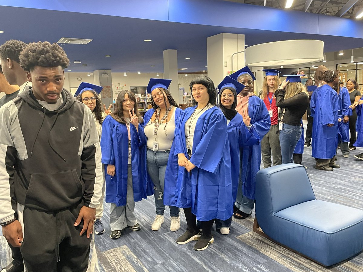 jagsread's tweet photo. Senior Breakfast in the library this morning thanks to our PTSA. #summitlove #misdsummitjags #misdliblove https://t.co/OoG5G0HuZt