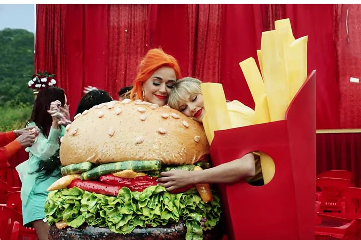tudokatysite's tweet photo. “Eu amo os Swifties. SwiftieCats, onde vocês estão? Eu amo os Carpenters. Amei a nova música da Charli. Faço parte da Beyhive e amo muito os Little Monsters. Sejam empáticos com todos os fandoms, porque no fim das contas somos todos amantes da música.” - Katy Perry durante a Streaming Party.