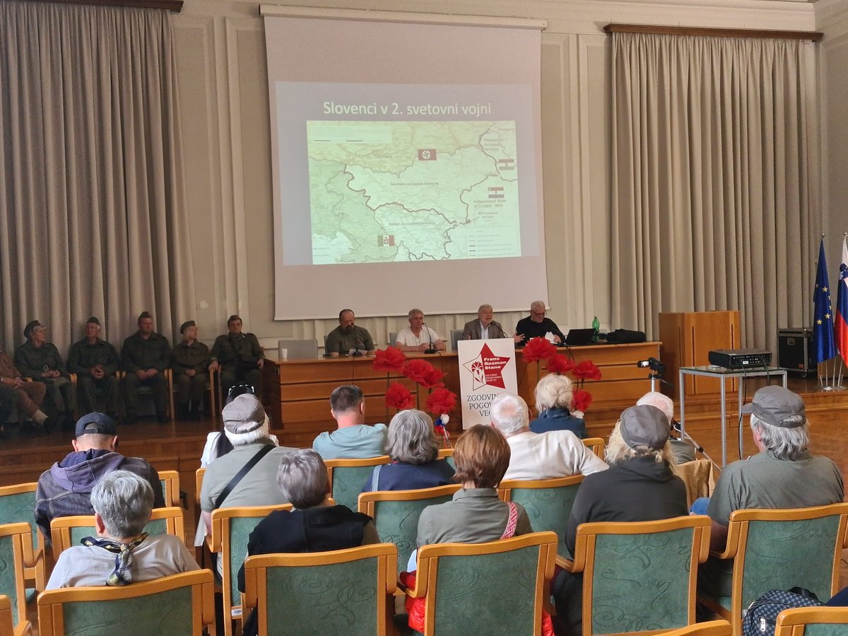 dusanj3's tweet photo. V polni dvorani občinskega sveta v Novi Gorici se je sinoči odvijal pogovorni večer na temo Zgodovina skozi čas. Moderiral je Damjan Likar (prvi z leve), predavali pa zgodovinar in poslanec Martin Premk, Dušan Jelinčič (v sredini) in na skrajni desni zgodovinar Božidar Flajšman. https://t.co/OEWybTJg3g