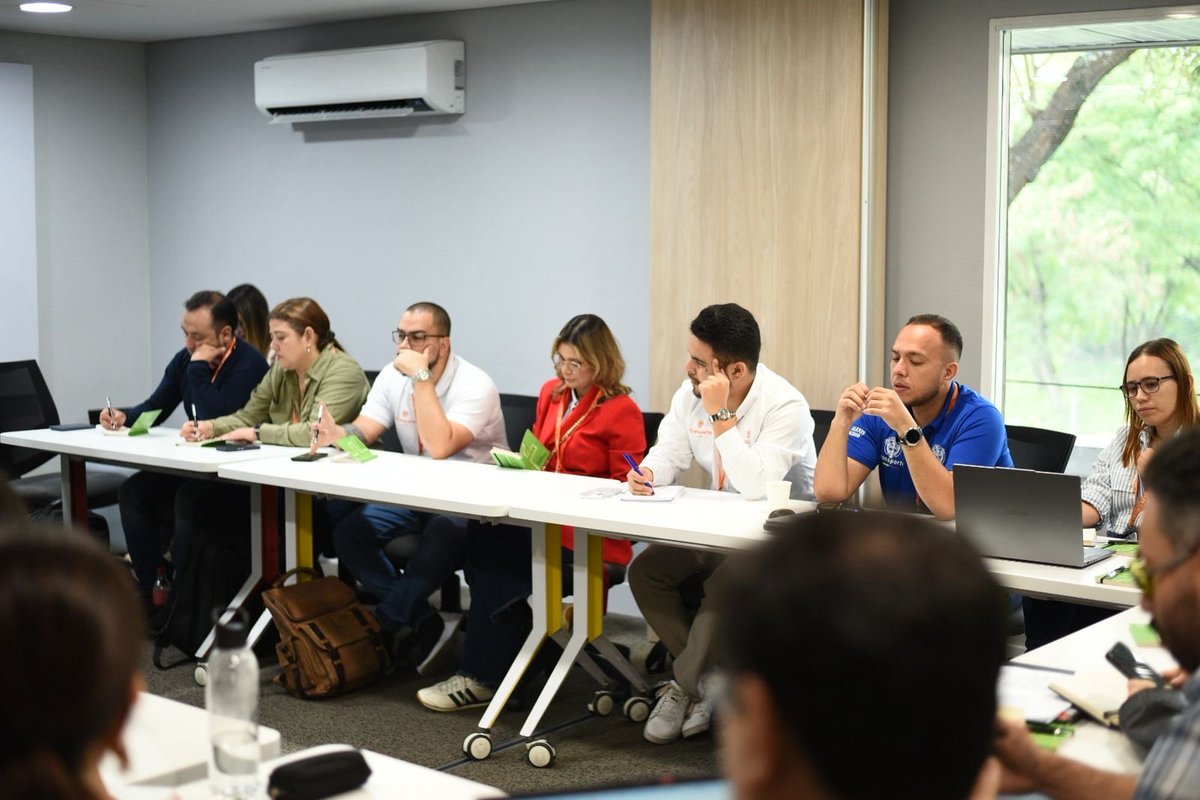 ansvcol's tweet photo. a seguridad vial también se fortalece desde la articulación institucional.

La #ANSV visitó las instalaciones administrativas de @metrodemedellin como parte del trabajo conjunto para avanzar en el intercambio de conocimientos y buenas prácticas alrededor de los procesos, datos e investigación de accidentes férreos.

Este espacio nos permite seguir construyendo herramientas para una movilidad más segura, integrando a todos los actores del transporte multimodal. 🚆🛣️