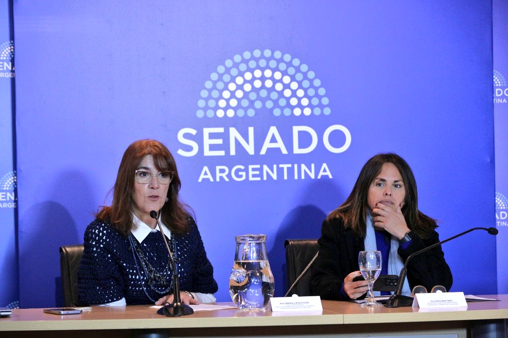 CarolinaMoises's tweet photo. 📓💻📲 Quien deja de aprender, deja de liderar. Hoy tuvimos la Clase Inaugural del Programa en #IA para el Fortalecimiento de la Labor Legislativa en @SenadoArgentina.

Como Senadora Nacional quiero felicitar por la iniciativa a la Prosecretaria Parlamentaria @martinezdolom; a la Directora General de Recursos Humanos,
Alejandra Figini; a la Directora de Capacitación Técnico Profesional,  Mariana Rodríguez Alvarez y también a la docente Mariel Lovat.

Necesitamos capacitarnos para entender las herramientas que ya le están cambiando la vida a la gente y modifican nuestra tarea legislativa.

🙌🏻 ​Formarse es una responsabilidad. Innovar es un compromiso.