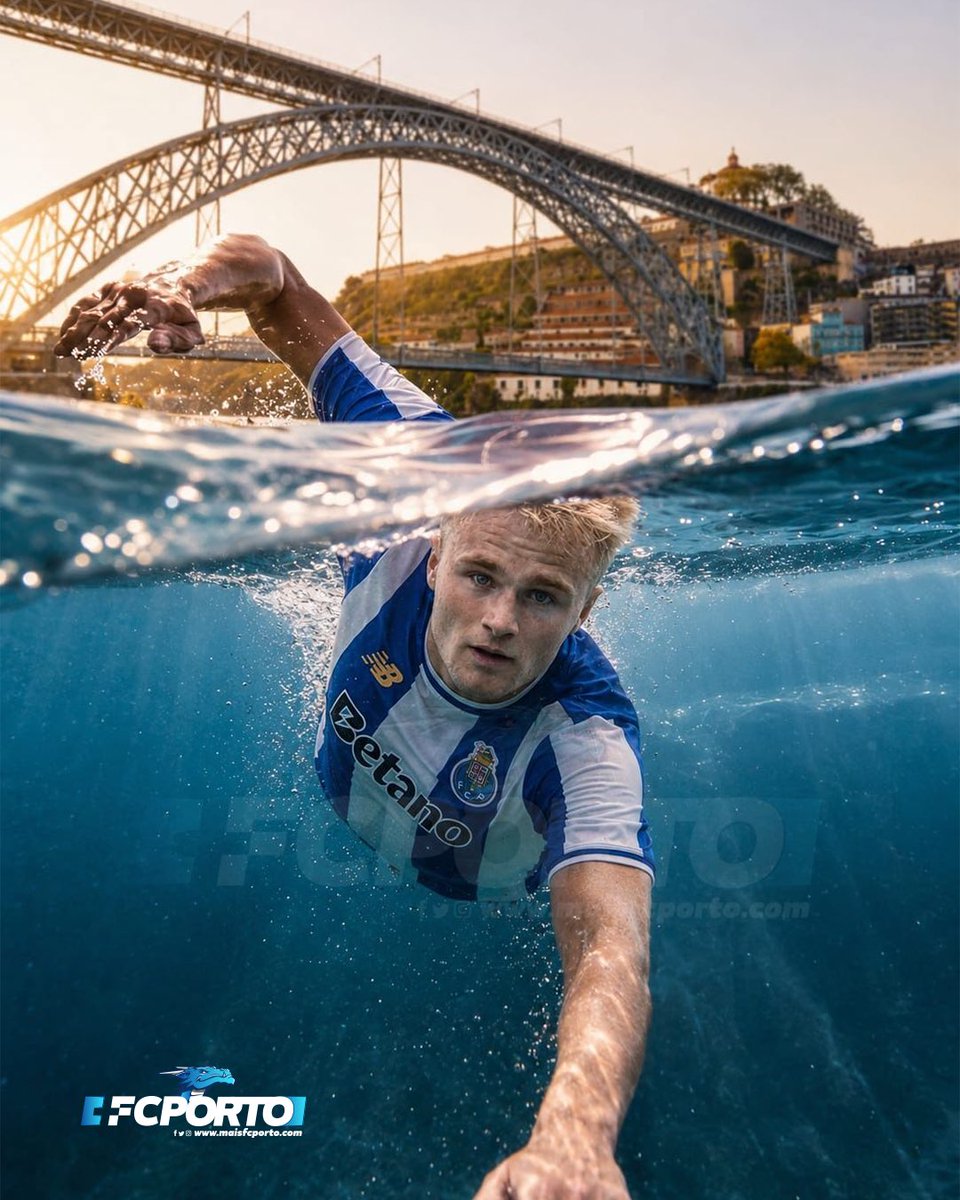 Errata: Os jogadores do FC Porto vão chegar à Ribeira de barco mas Froholdt quer esticar os braços e vai a nado 😎💙

@victor_froholdt 🏊