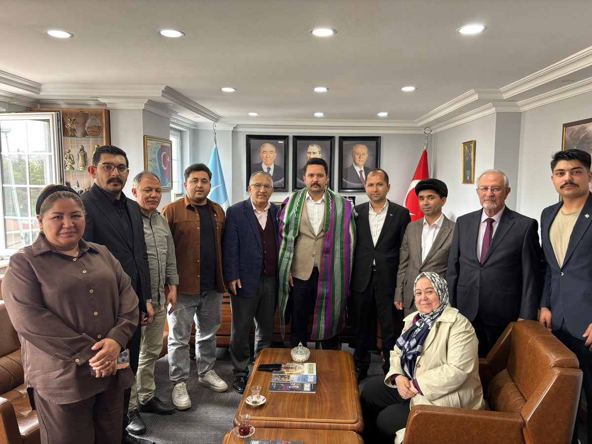 MHashimHamdam_F's tweet photo. @istanbulocak İl Başkanı Sayın Alparslan Doğan’ı makamında ziyaret ederek Güney Türkistan Çapanı’nı takdim ettik.
Bölge Türklerine göstermiş oldukları ilgi ve kardeşlik hukukunun daim olmasını temenni ediyoruz. Türk dünyasının birliği ve ülkü şuuru sonsuza dek var olsun. https://t.co/MPptrw57qZ