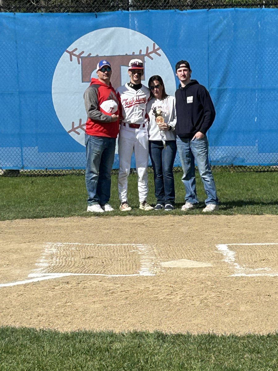 TMHS_Athletics's tweet photo. Redmen Senior Jackson Feudo with his Family 👏🏻👏🏻 https://t.co/H02oDgTum1