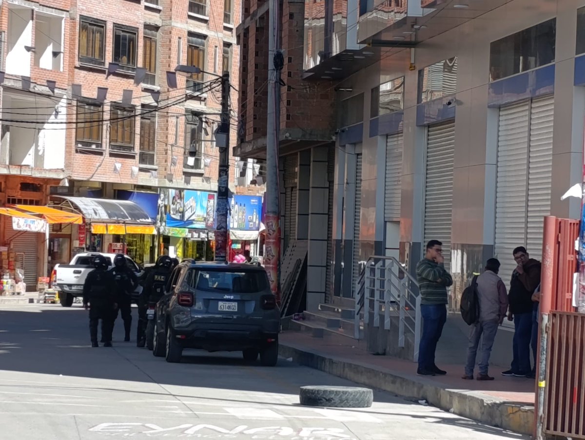 Allanan un domicilio en El Alto en el marco de una investigación contra el excandidato a alcalde, Eynar Viscarra, por el tipo penal de legitimación de ganancias ilícitas.