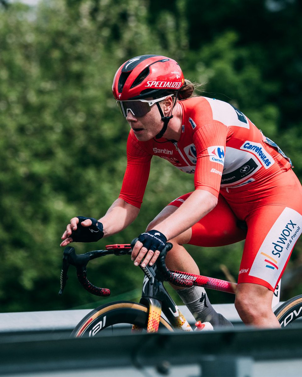 SUPACAZ's tweet photo. A masterclass from Team SD Worx. 🏁

Anna van der Breggen moves into Red and takes the Climber’s lead. 🔴⛰️

Lotte Kopecky shifts from Red into Green. 🟢

Wrapped in Supacaz for the final push in Spain.

#Supacaz #LaVueltaFemenina #SDWorx #Cycling #SuperStickyKush https://t.co/oatWPOdZcN