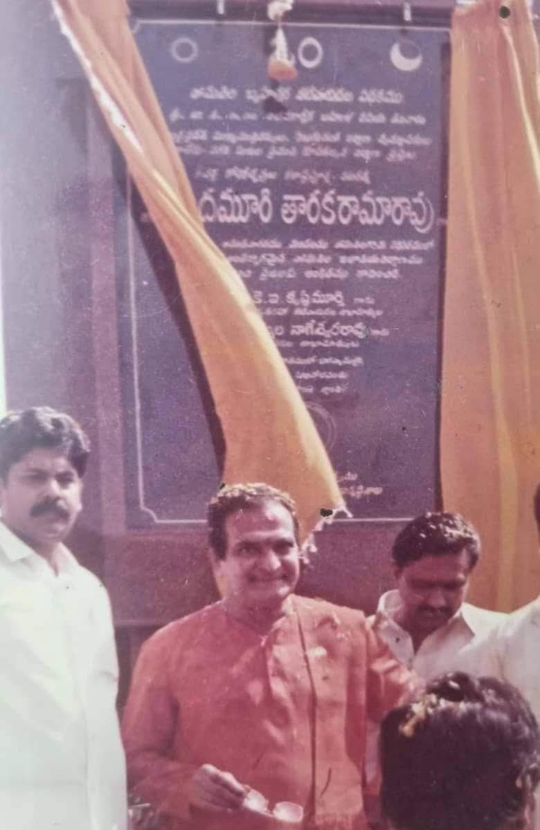 SBSUSA007's tweet photo. చరిత్ర తెలియని ప్రతి ఒక్కరూ NTR గారి గురించి కామెంట్ చేసే వారే..
      ఈరోజు ఒక వైసీపీ అధికార ప్రతినిధి హోదాలో వున్న అతని ట్వీట్ చూసాను..
    1989 లో YSR చేతిలో మీ NTR ఓడిపోలేదా? 
అని అతను ట్వీట్ చేశాడు..   
     ఒక పార్టీ అధికార ప్రతినిధి హోదాలో వున్న వారు కనీస మాత్రపు పరిజ్ఞానం లేకుండా ఇటువంటి హాఫ్ నాలెడ్జ్ స్టేట్మెంట్ ఇవ్వడం ఏంటి? 
     1989 లో NTR గారు CM గా ఉండి ఎన్నికలు ఎదుర్కున్నప్పుడు నాటి PCC అధ్యక్షుడు Dr మర్రి చెన్నారెడ్డి గారు.. 
      ఆయనకు ముందు PCC అధ్యక్షుడు గా పని చేసింది నేదురుమల్లి జనార్ధన్ రెడ్డి గారు ఆయనకు ముందు PCC అధ్యక్షుడు గా పని చేసింది జలగం వెంగళరావు గారు..
      అంతకు ముందు 1985 ఎన్నికల సమయంలో PCC అధ్యక్షుడు గా పని చేసిన DR YS Rajasekhar Reddy గారు ఆ ఎన్నికలలో అన్న నందమూరి తారక రామారావు గారి చేతిలో కాంగ్రెస్ చిత్తు చిత్తుగా ఓడిపోవడంతో గత్యంతరం లేక నైతిక బాధ్యత పేరిట PCC అధ్యక్ష పదవికి రాజీనామా చేశారు..
       అలాగే 1999 అసెంబ్లీ ఎన్నికల సమయంలో మళ్ళీ రెండో సారి PCC అధ్యక్షుడు గా పని చేస్తూ ఆ ఎన్నికల్లో నాటి ముఖ్యమంత్రి చంద్రబాబు నాయుడు గారిని ఓడించకపోతే రాజకీయ సన్యాసం తీసుకుంటా అని మీడియా ముందు భీకర శపథం చేసి తీరా ఎన్నికలో కాంగ్రెస్ పార్టీ ఆయన నాయకత్వంలో ఘోరంగా ఓడిపోయిన తరువాత మరొక్క సారి నైతిక బాధ్యత పేరిట PCC అధ్యక్ష పదవికి రాజీనామా చేశారు..
      రాష్ట్ర కాంగ్రెస్ పార్టీ చరిత్రలో రెండు సార్లు PCC అధ్యక్షుడు గా పని చేసినా ఒక్క సారి కూడా కాంగ్రెస్ పార్టీని గెలిపించలేక రెండు సార్లు నైతిక బాధ్యత పేరిట పదవికి రాజీనామా చేసిన ఏకైక  నాయకుడు YS రాజ శేఖర్ రెడ్డి ..
     ఆఖరికి ఆయన ముఖ్యమంత్రి గా ఎంపిక అయిన 2004 లో అలాగే 2009 లో PCC అధ్యక్షుడు గా పని చేసింది  D. శ్రీనివాస్ గారు..
     PCC అధ్యక్షుడు గా 2004 లో 2009 లో కాంగ్రెస్ ను 
D. Srinivas గారు గెలిపిస్తే ఈయన ముఖ్యమంత్రి పదవి అనుభవించారు.. 
      అలాగే వైసీపీ శ్రేణులు మాట తప్పని మడమ తిప్పని వంశం అని అదే పనిగా ఊదర గొట్టే సదరు YSR, 1999 ఎన్నికలో చంద్రబాబు గారి చేతిలో ఓడిపోయిన తరువాత ఎన్నికల ముందు మీడియా ముందు రాజకీయ సన్యాసం అని ప్రతిజ్ఞ చేశారు కదా మరి ఇప్పుడు రాజకీయ సన్యాసం తీసుకుంటున్నారా అని విలేఖరులు అడగగా అబ్బే అటువంటిది ఏమీ లేదు అది అంతా తూచ్ అని నాలుక మడత వేసిన నిఖార్సైన మాట మీద నిలబడే నాయకుడు గా చరిత్రలో నిలిచిపోయాడు మీ YSR..
      ఏదో పోయిన వాళ్ళు అందరు మంచి వాళ్ళే అనే సిద్ధాంతానికి కట్టుబడి మీ సో కాల్డ్ "మహా" గురించి మేము చాలా నిజాలు మాట్లాడటం లేదు కదా అని మీరు మరీ అడ్డగోలుగా మా అన్న గారిని కించ పరిస్తే చూస్తూ ఊరుకోము బిడ్డా..
     మీ "మహా" గురించి చరిత్రలో చాలా చీకటి పేజీలు ఉన్నాయి అవి అన్నీ బయటకు వస్తాయి జర భద్రం.. 
      రాజేష్ అప్పసాని..

#RajeshAppasani ✍️