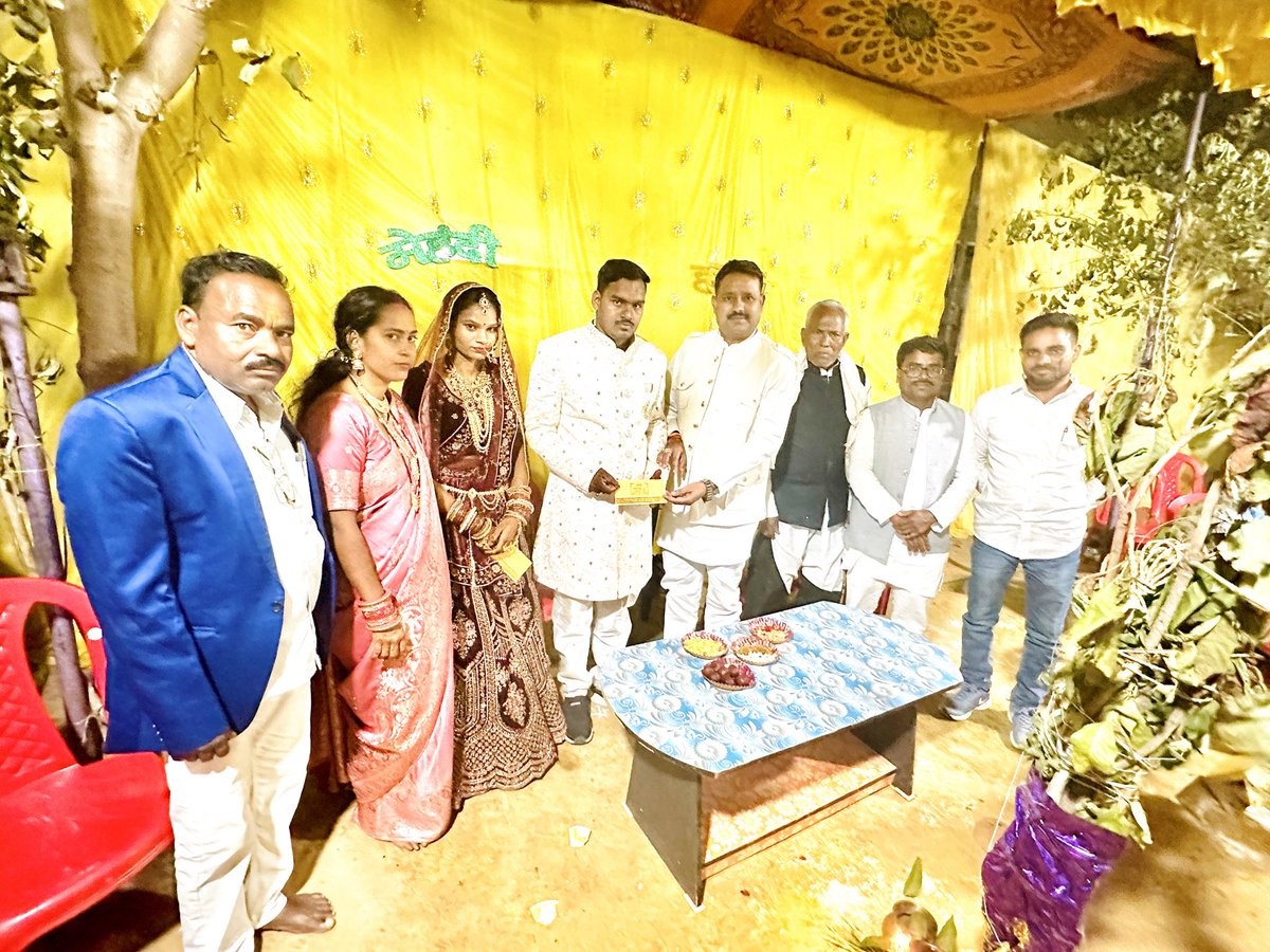 📍बिलाईगढ़-हसौद
✨आज नगर बिलाईगढ़ में अरुण जायसवाल जी के छोटे भाई परमेश्वर जायसवाल जी के विवाह समारोह एवं ग्राम हसौद (जैजैपुर) में प्रिय भाई सुरेंद्र भार्गव जी के चचेरे भाई-बहन के विवाह कार्यक्रम में शामिल होकर नवविवाहित वर-वधू को शुभाशीष एवं मंगलमय दांपत्य जीवन की शुभकामनाएं दी।