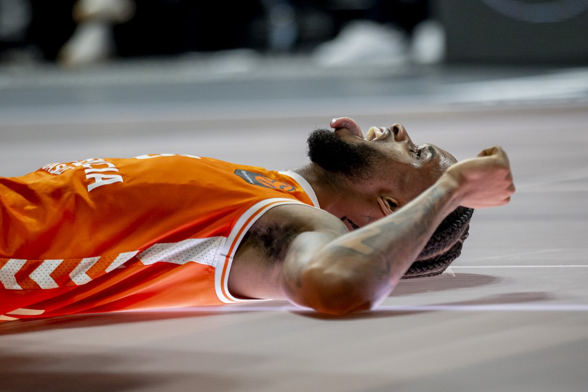 ¡Qué LOCURA de eliminatoria! 🔥🔥

<a href="/valenciabasket/">Valencia Basket Club</a> fuerza el QUINTO partido tras vencer en el OAKA por 86 a 89.

Jean Montero, líder del conjunto taronja con una línea estadística bárbara: 29 puntos, 7 rebotes, 7 asistencias y 45 de valoración.  

📸 Getty