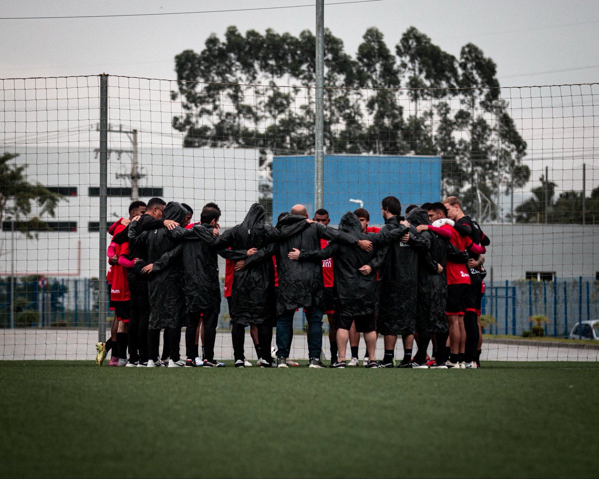 Preparação finalizada! 💪🏽🇹🇹

Na tarde desta sexta-feira (8), o elenco Xavante realizou atividade em Itajaí antes do confronto diante do Marcílio Dias.

O clube agradece ao <a href="/barrafc_oficial/">Barra Futebol Clube</a> pelo local para a realização do treino. 

Avante! ❤️🖤

📸 Gabriel Costa

#TreinoXavante