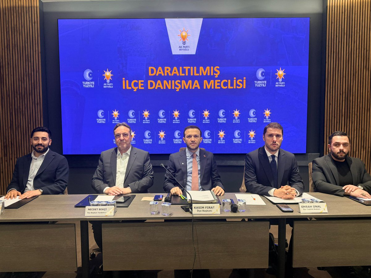 AKBeyoglu's tweet photo. Teşkilat gündemli Daraltılmış İlçe Danışma Meclisi Toplantımızı; İlçe Başkanımız @kasimfirat riyasetinde, üç kademe teşkilat mensuplarımız ve meclis üyelerimizin katılımıyla düzenledik. Sahayı, teşkilat çalışmalarımızı ve önümüzdeki süreci değerlendirdik. Aynı hedefe inanan kadrolarla, aynı heyecan ve kararlılıkla yol yürümeye devam ediyoruz.

Birlik varsa bereket, teşkilat varsa hizmet vardır.🧿

#AKPartiBeyoğlu 
 #AkPartiİstanbul