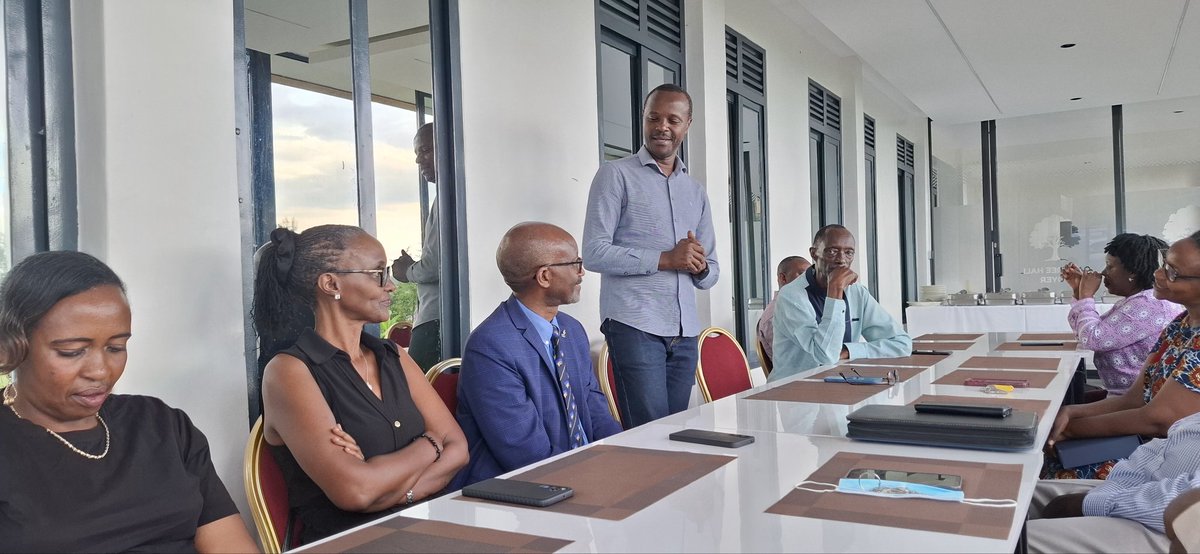 RwandaVets1's tweet photo. 1/3

Today,on behalf of @RwandaAgri,the DG of Animal Resources @NdorimanaC presided a bid farewell to Dr. Alphonse M. Nshimiyimana,Executive Secretary of RCVD,upon his retirement,honouring his remarkable contribution to strengthening the Council &amp; veterinary profession in Rwanda. https://t.co/m61usQcZV1