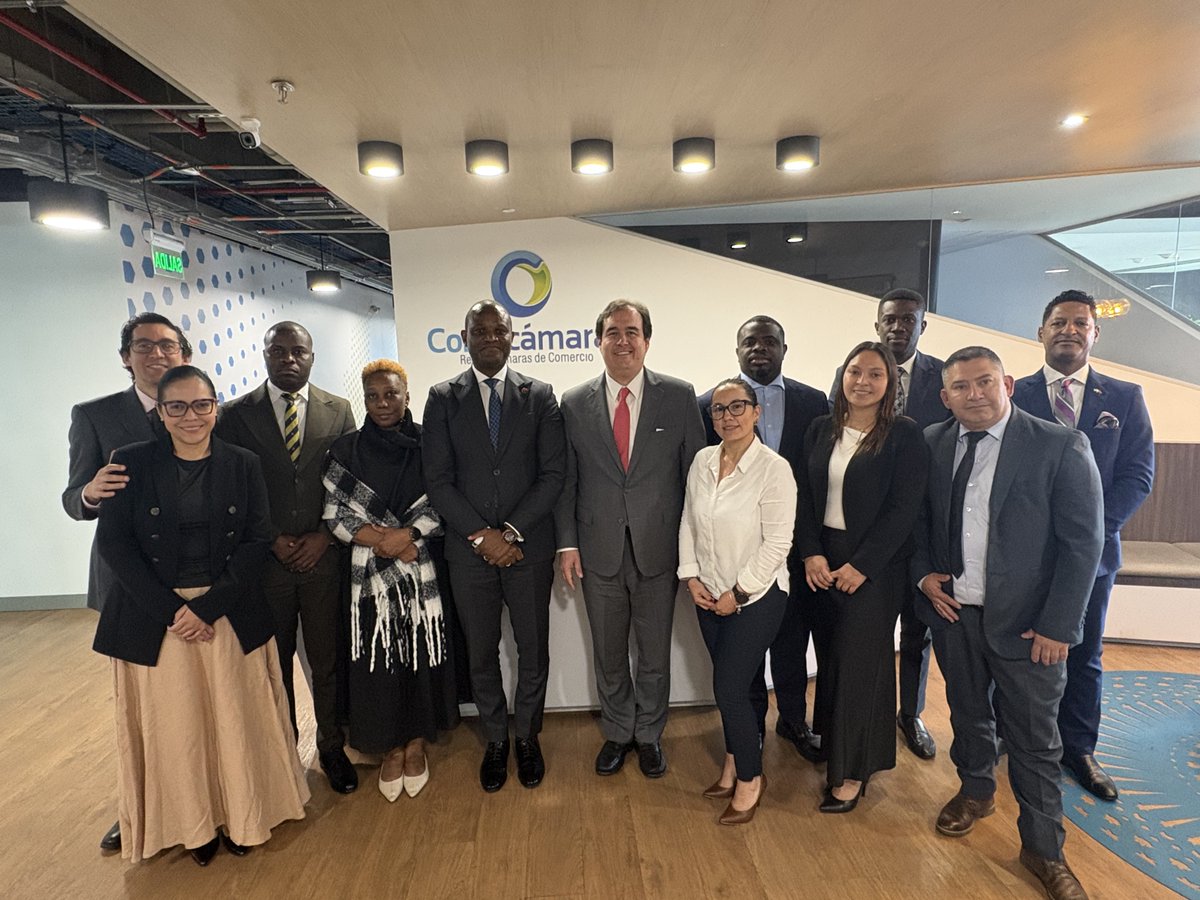 NicolasBotero's tweet photo. En @Confecamaras recibimos con gran satisfacción la visita oficial de una delegación del Gobierno de Angola interesada en el Registro de Garantías Mobiliarias de Colombia, referente clave para el acceso al crédito y la inclusión financiera de las pymes.

Durante cuatro días de trabajo técnico compartimos el marco normativo, la tecnología, los mecanismos de ejecución de garantías y buenas prácticas en interoperabilidad. Como gesto de agradecimiento por la agenda desarrollada entre el 24 y el 27 de marzo, tuve el honor de recibir un obsequio institucional.

Este intercambio fortalece los lazos de cooperación y posiciona a Colombia como líder en modernización registral y facilitación financiera.

#ElDato: En los últimos diez años, más de 406.000 empresarios han accedido a cerca de 637.267 créditos respaldados con garantías mobiliarias. El 92 % de ellos son micro, pequeñas y medianas empresas.