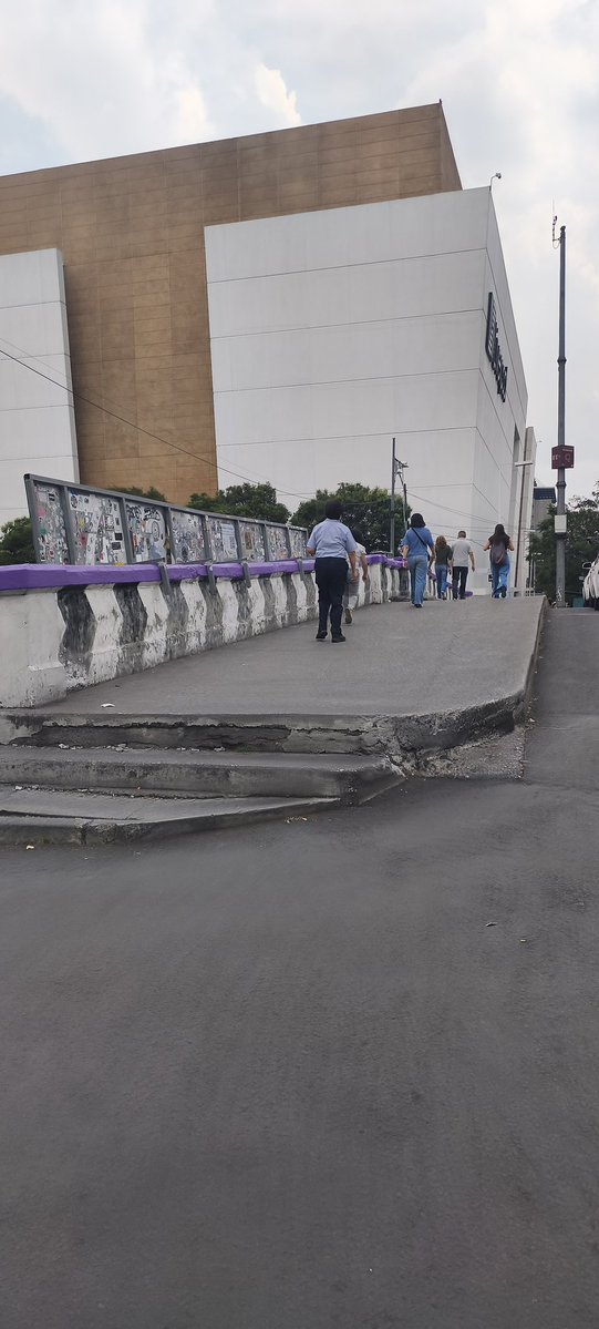 La banqueta bien de la chiηgada, sin accesibilidad para todos los peatones♿ pero ya quedó BRUGADIZADA con el color morado de la utópica <a href="/ClaraBrugadaM/">Clara Brugada Molina</a> 🌈