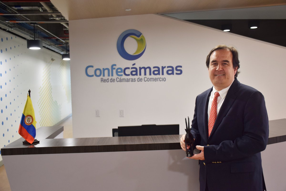 NicolasBotero's tweet photo. En @Confecamaras recibimos con gran satisfacción la visita oficial de una delegación del Gobierno de Angola interesada en el Registro de Garantías Mobiliarias de Colombia, referente clave para el acceso al crédito y la inclusión financiera de las pymes.

Durante cuatro días de trabajo técnico compartimos el marco normativo, la tecnología, los mecanismos de ejecución de garantías y buenas prácticas en interoperabilidad. Como gesto de agradecimiento por la agenda desarrollada entre el 24 y el 27 de marzo, tuve el honor de recibir un obsequio institucional.

Este intercambio fortalece los lazos de cooperación y posiciona a Colombia como líder en modernización registral y facilitación financiera.

#ElDato: En los últimos diez años, más de 406.000 empresarios han accedido a cerca de 637.267 créditos respaldados con garantías mobiliarias. El 92 % de ellos son micro, pequeñas y medianas empresas.