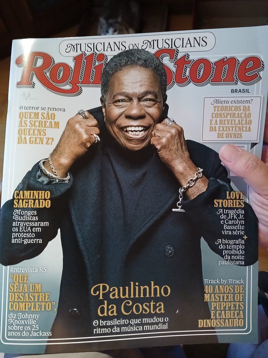 elson's tweet photo. Rolling Stone impressa ainda existe! 10 páginas com Paulinho da Costa, faixa-a-faixa do Master of Puppets e Cabeça Dinossauro, diversas matérias gringas traduzidas. Senti bastante falta da seção de resenhas, mas tem um "Discoteca Básica" do Geraldo Azevedo na última página https://t.co/FR9jrIcFd6