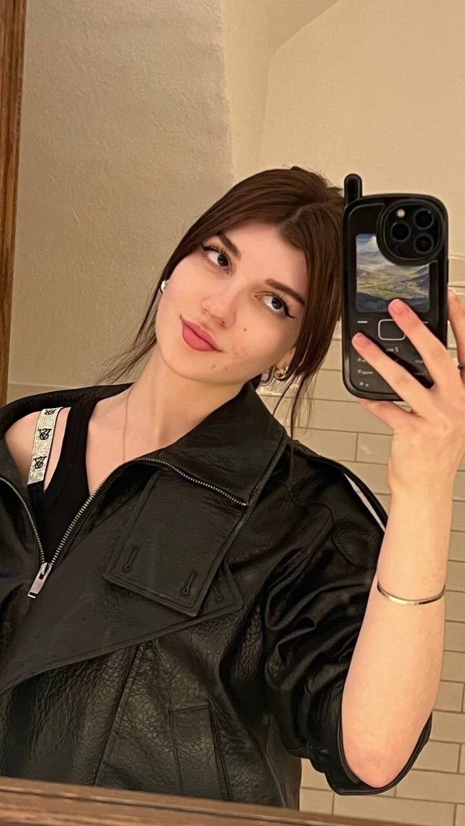 bella tweet media