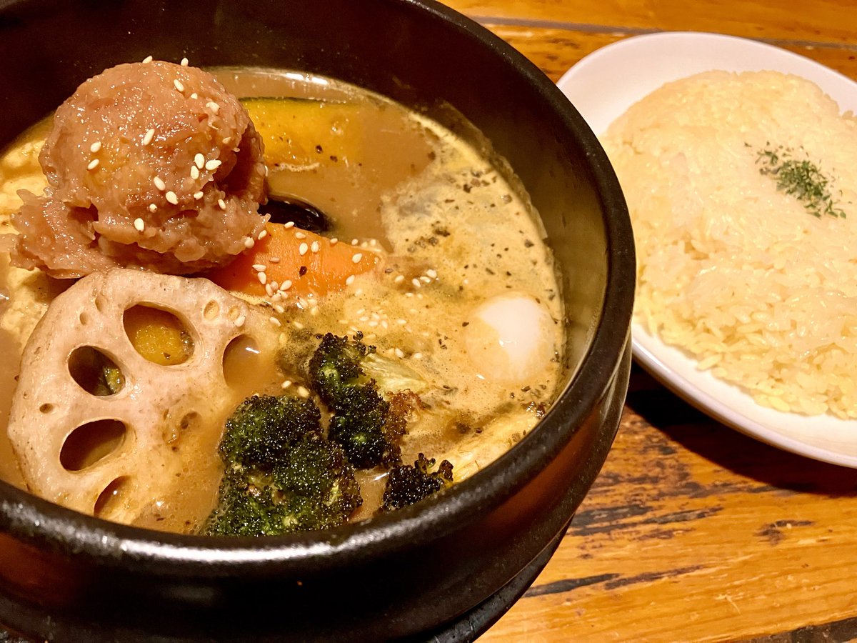 仕事終わりに帰り際しゃららで梅チキンスープカレーを食べた。昨日の朝から食べてなくこの時間まで営業してるお店があるのはありがたい。