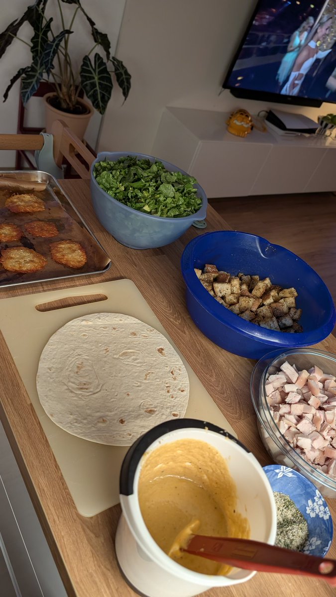 _Cahlu_'s tweet photo. Chopped Ceasars Salad Wrap https://t.co/XkDyyRnPHU
