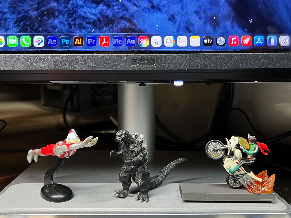 studio7web's tweet photo. パソコンのモニター界隈を飾ってみた。

本当はヤマトとSWを加えたいところだが、ちょうど良いサイズのフィギュア類も持って無いし、これ以上増やすとちょっとウルサイだろう。

むしろ残念なのは、“初代”で揃えられなかったこと。 https://t.co/AOZn6YTVKp