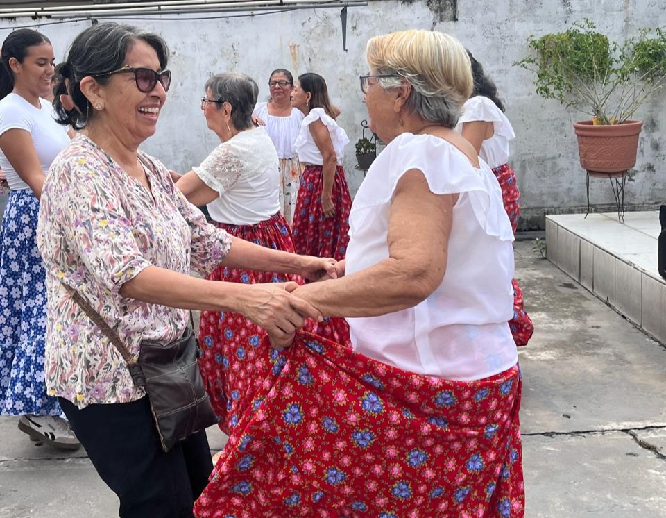 Salud_Guayas's tweet photo. #MSPEnTerritorio | Con juegos didácticos y bailes, las adultas mayores del Centro de @Salud_Ec #Atarazana realizan terapias físicas que las ayudan a mejorar a mejorar su movilidad psicomotriz. https://t.co/qpjjgO4vod