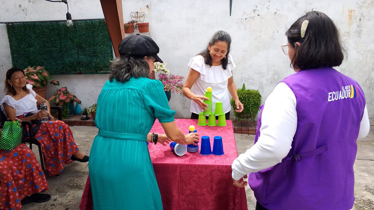 Salud_Guayas's tweet photo. #MSPEnTerritorio | Con juegos didácticos y bailes, las adultas mayores del Centro de @Salud_Ec #Atarazana realizan terapias físicas que las ayudan a mejorar a mejorar su movilidad psicomotriz. https://t.co/qpjjgO4vod