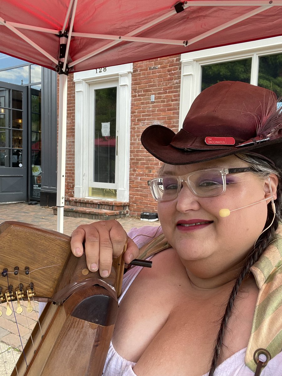 RoseTheHarper's tweet photo. It's very sunny out on King St today, I had to put up my sunshade!
#busking #harp #AlexandriaVA #streetperformer https://t.co/Y1xQOPlOYc