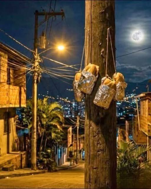 En Medellín, Colombia, hay una esquina del barrio Manrique donde, todas las noches a las 3 a.m. en punto, solían aparecer sándwiches.

Siempre de la misma manera: envueltos en papel aluminio, dentro de una bolsa plástica, colgando de un poste de luz.

Nadie sabía quién los