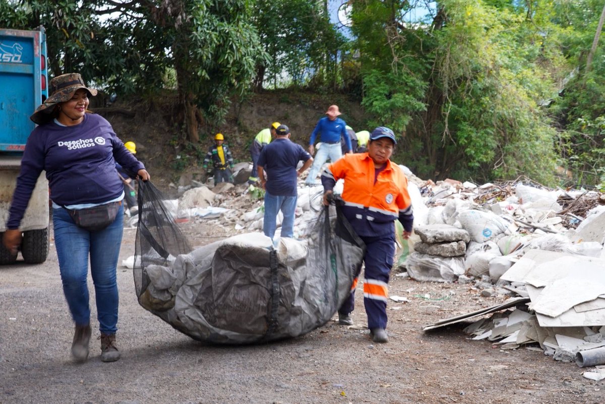 TheSivarTimes_'s tweet photo. 12 toneladas de basura, entre sillones, colchones y ripio fueron retirados por personal de la alcaldía de San Salvador Centro, en un botadero ilegal ubicado en la 81 avenida Norte de la colonia Escalón. https://t.co/FxbIYGhFo5