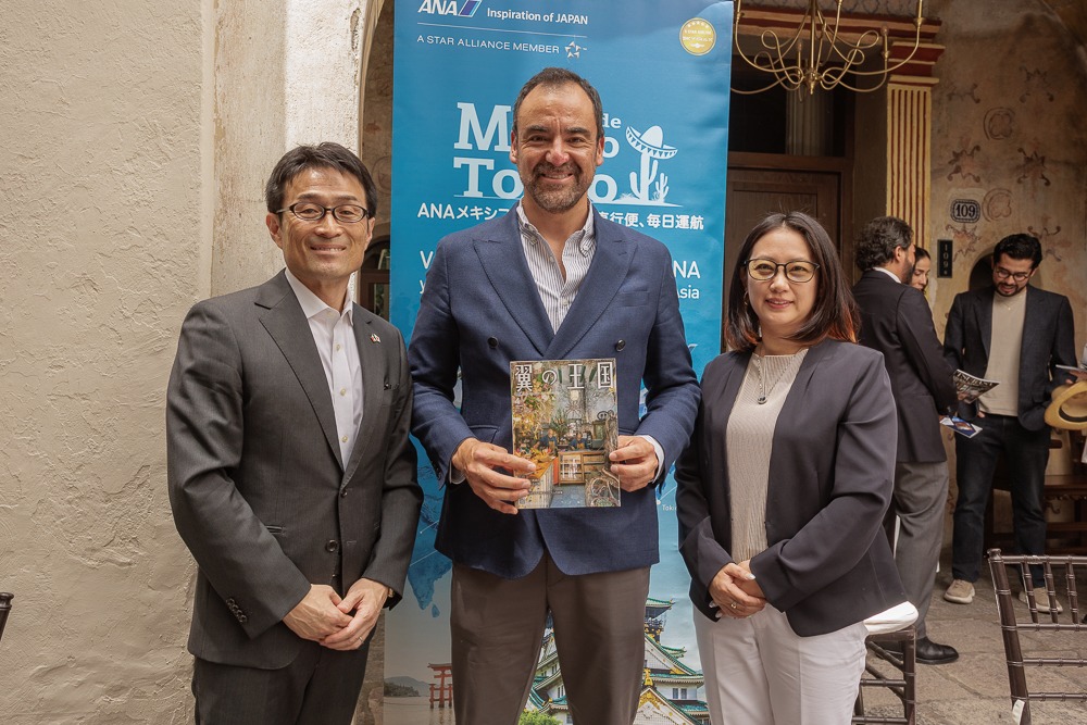 JaimeOropeza's tweet photo. Presentación del reportaje sobre Puebla capital en la revista de Ana Airways, la principal aerolínea de 🇯🇵. 

ANA transporta a más de 50 millones de pasajeros al año. 

@FlyANA_official  ➕ @VisitaPuebla https://t.co/XD578Chf2L