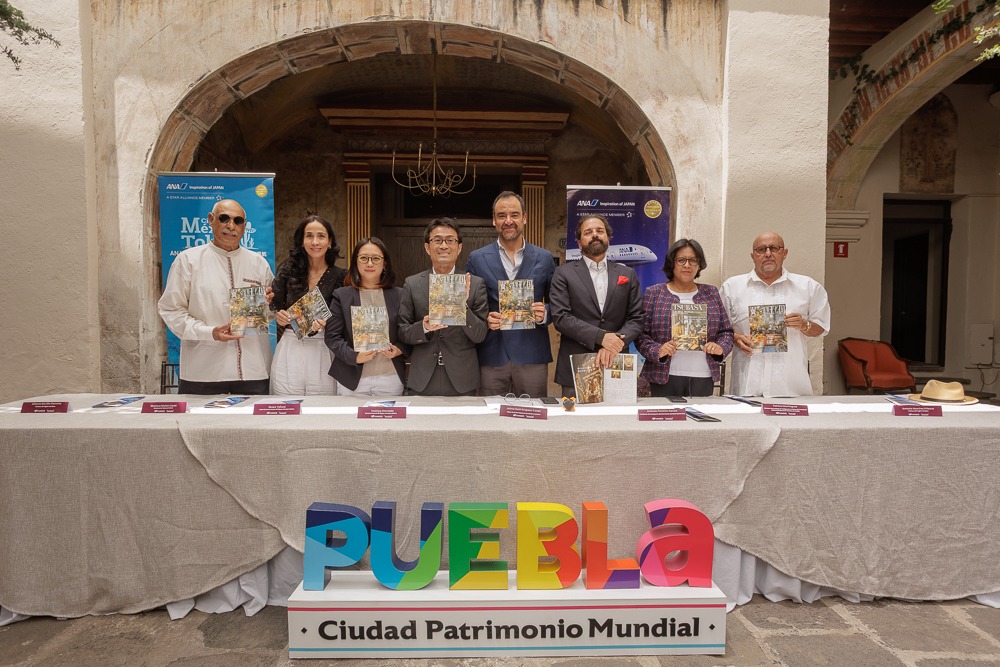 JaimeOropeza's tweet photo. Presentación del reportaje sobre Puebla capital en la revista de Ana Airways, la principal aerolínea de 🇯🇵. 

ANA transporta a más de 50 millones de pasajeros al año. 

@FlyANA_official  ➕ @VisitaPuebla https://t.co/XD578Chf2L