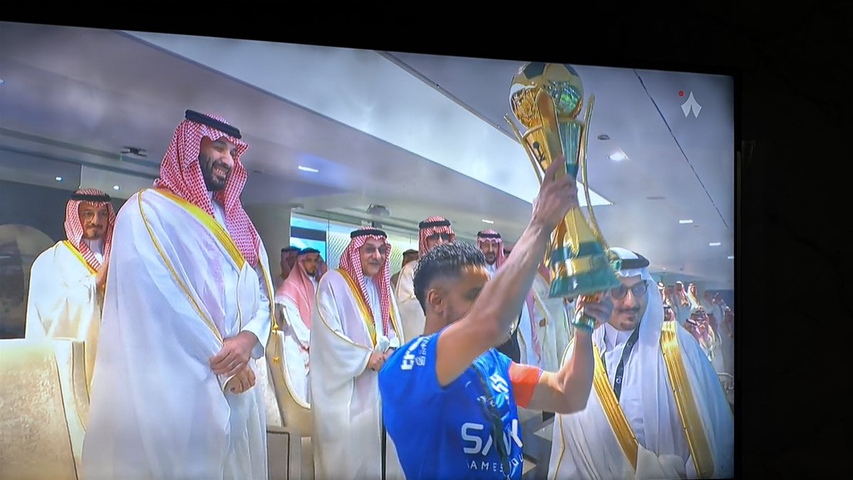 شيل ياطويل العمر شييييل💙💙💙☝️
#الهلال_و_أغلى_الكؤوس 
#الهلال_الخلود