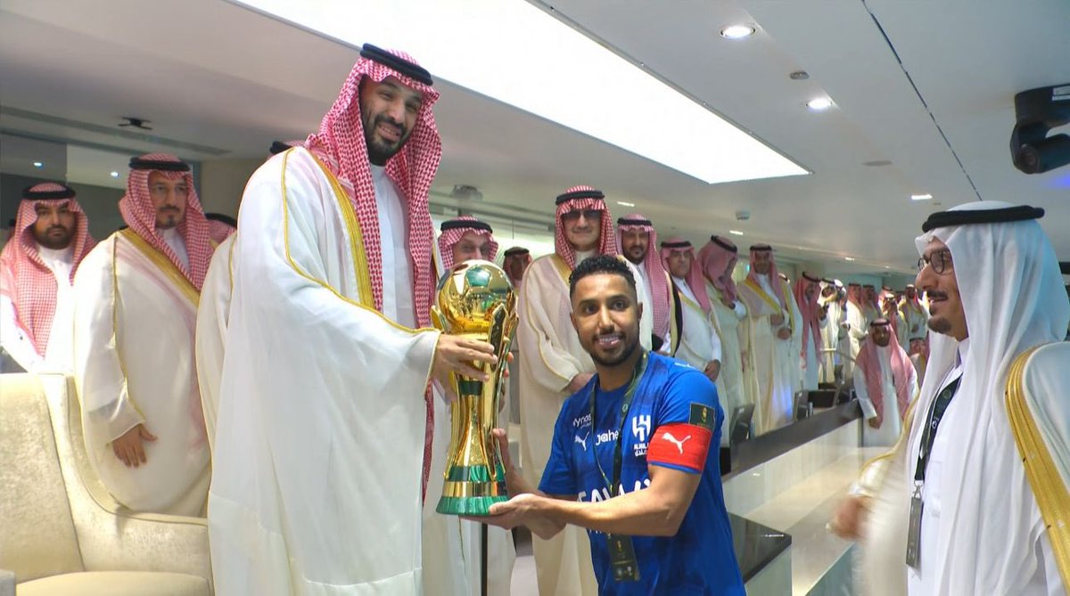 hilalstuff's tweet photo. 🚨 قائد الهلال يتسلم كأس الملك من سمو سيدي الأمير محمد بن سلمان 💙 https://t.co/FBXyZwsxZH