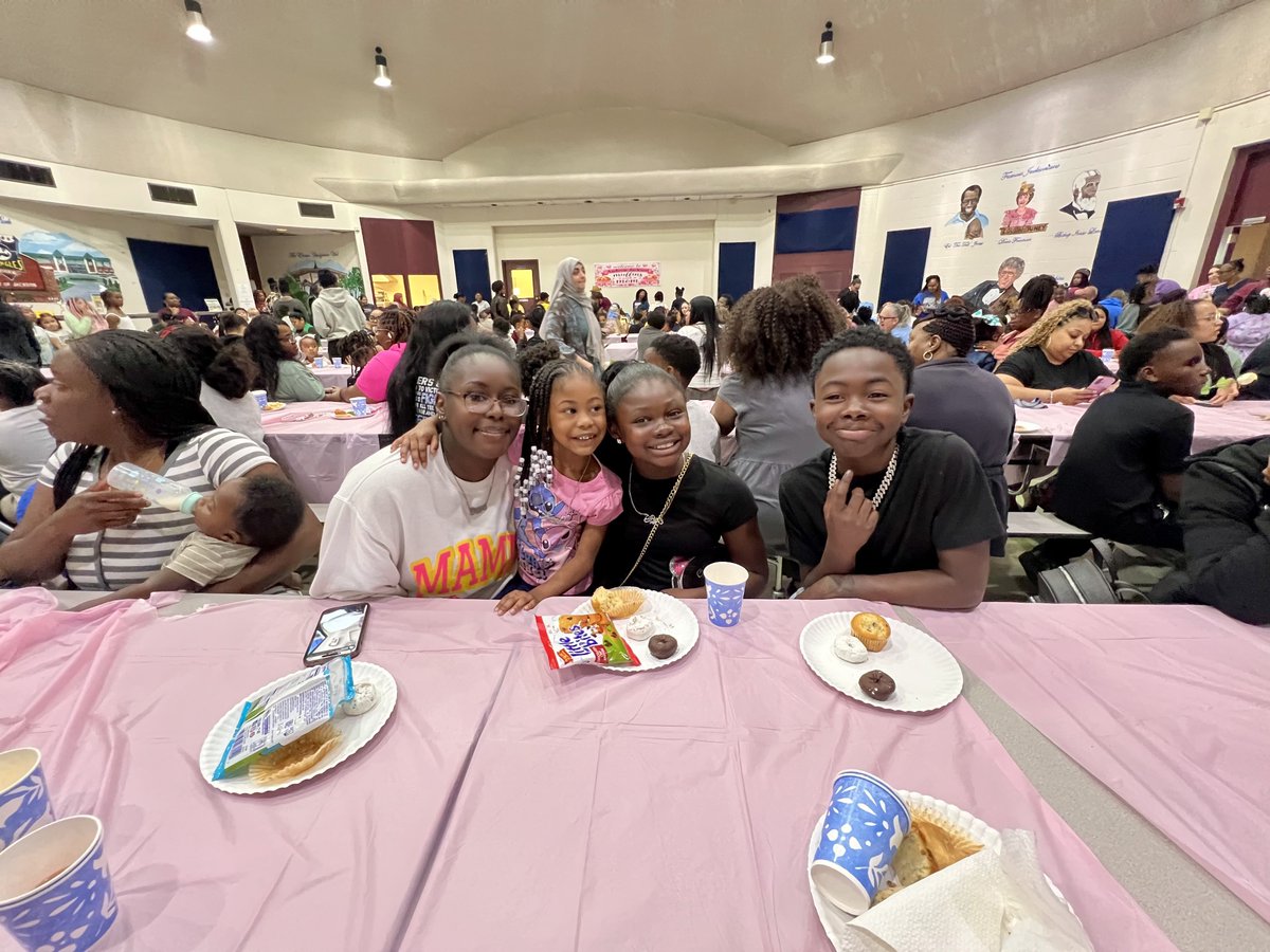AndrewElem's tweet photo. Muffins with Mom was a great turn out! Thank you all mothers/mother figures that showed up! We hope you enjoyed your special time! Happy Mother’s Day weekend!#TeamAJX🦅 https://t.co/e7nXgElrRl