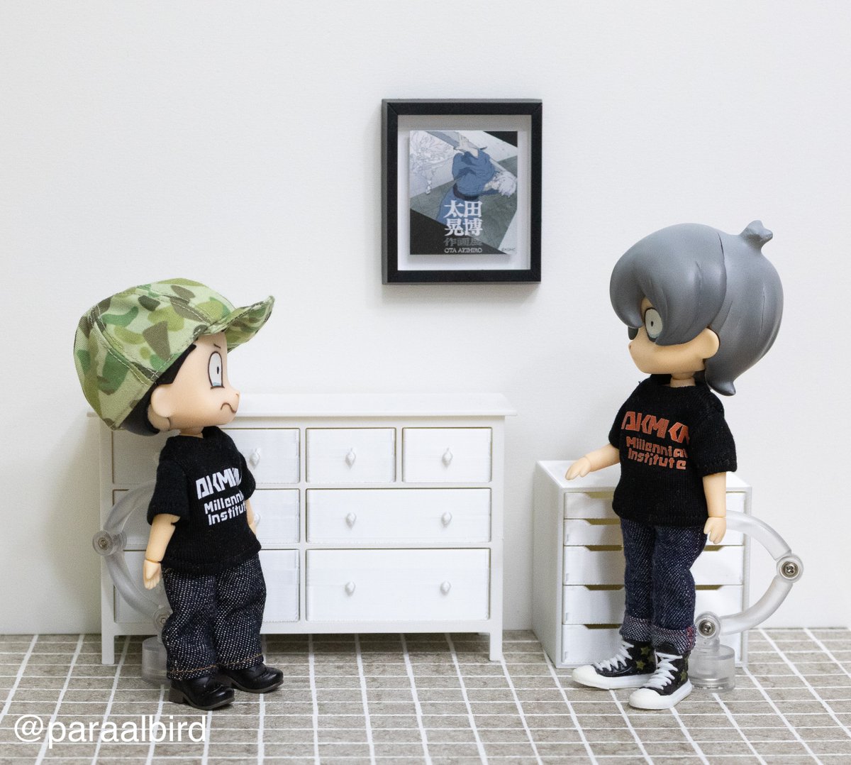 少々時間が余ったので写真撮影でも

しばまたさんからいただいた
太田晃博作画展のマグネット
枠がついて額縁みたいなので
壁に飾りました😄

モダンな雰囲気なので
コンテンポラリーなお部屋に
下の家具は３Dプリンタで印刷したドール用家具です☺️
なかなかオシャレでしょ

#ねんどろいど工作室