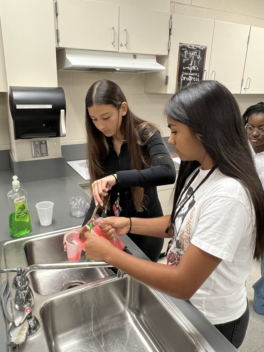 HumbleISD_WMS's tweet photo. @LakeshaDickers2 culinary arts showing 6th grade CTE students how they make slushy and the importance of accurate directions and measurements. 
#MakeEverySecondCount https://t.co/vPVorYBt6s