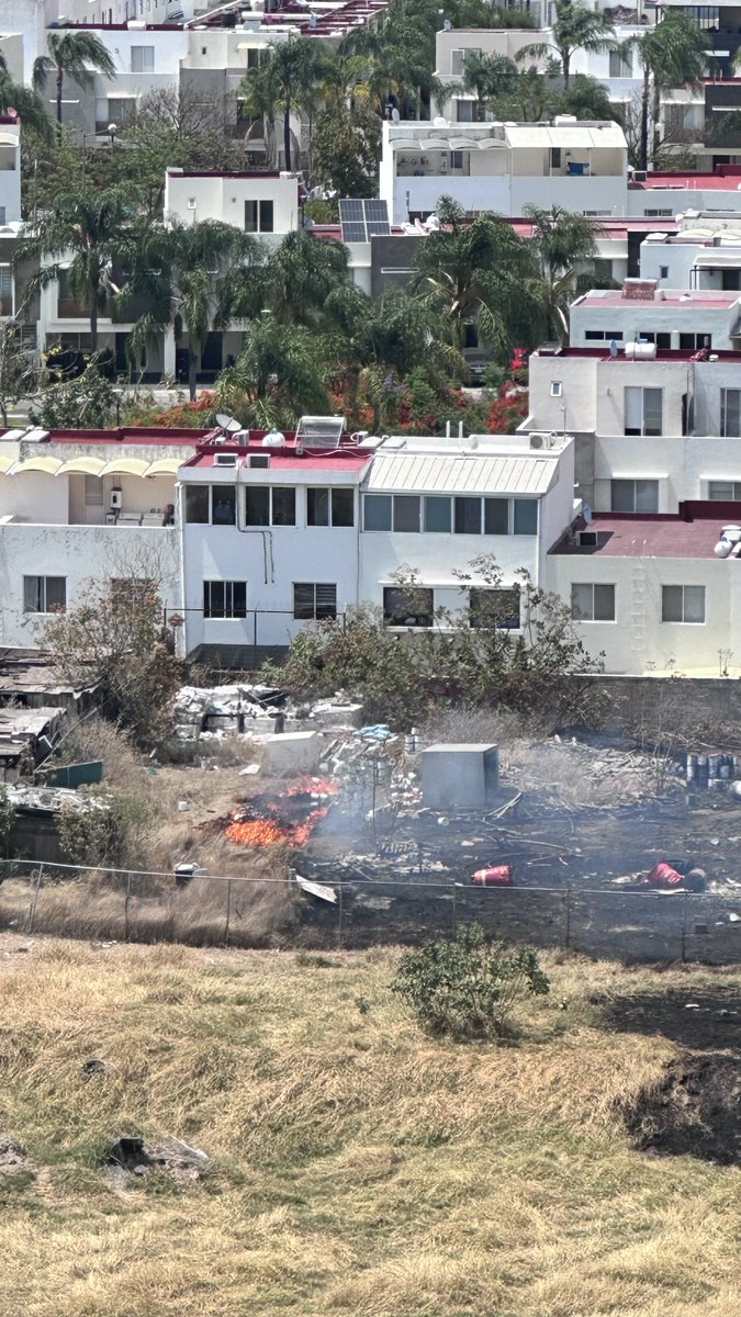 CherrieMz13's tweet photo. #ATENCIÓN #IncendioZapopan @PCJalisco @Trafico_ZMG @UMPCyBZ 
Reinicio de fuego en Prolongación de Jesús y Av. Servidor Público. https://t.co/Zy2pPRUotk