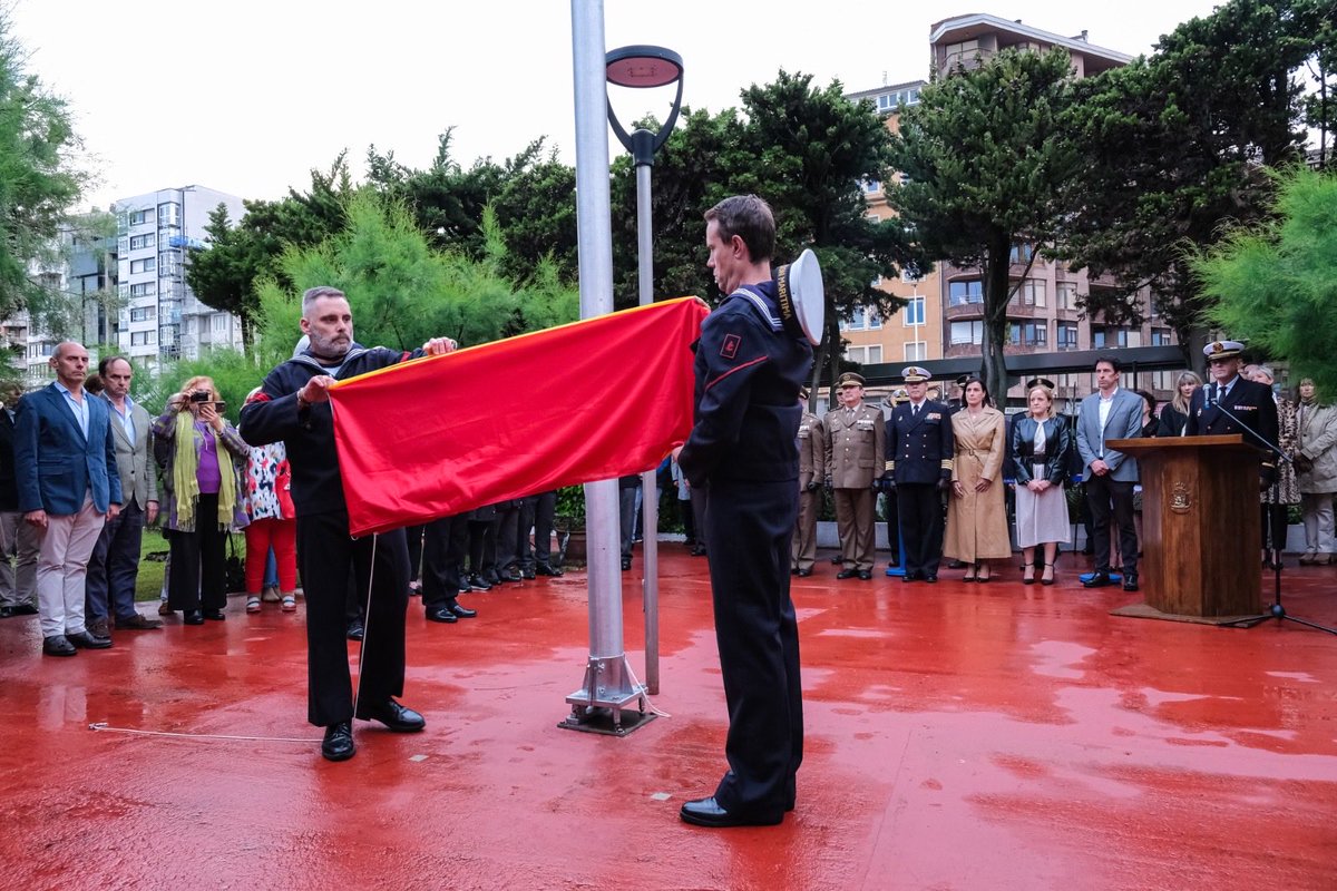 cantabriaes's tweet photo. La consejera de Presidencia asiste al arriado de la bandera que cierra los actos de la VII Jornada Histórica de la Armada

El acto se ha celebrado en los jardines de la Comandancia

ℹ️➡️ https://t.co/3JUEOT0MgW https://t.co/6iYIpmMMvK