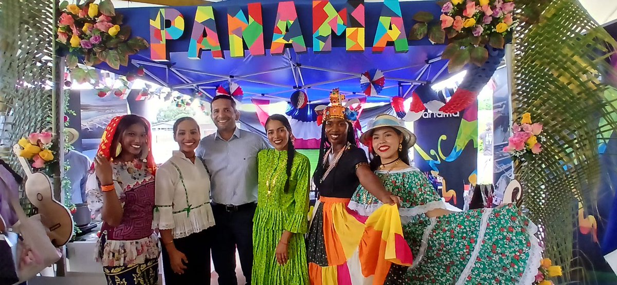 EmbPanamaBelice's tweet photo. El pasado 15 de abril, se llevó a cabo la Feria Multicultural 2026, en la Universidad de Belice S.E. David Castro, acompaño a los estudiantes panameños becados que estudian inglés como segunda lengua. Un encuentro lleno de cultura donde el nombre de Panamá, resalta su Folclore https://t.co/33Vc6gav7u