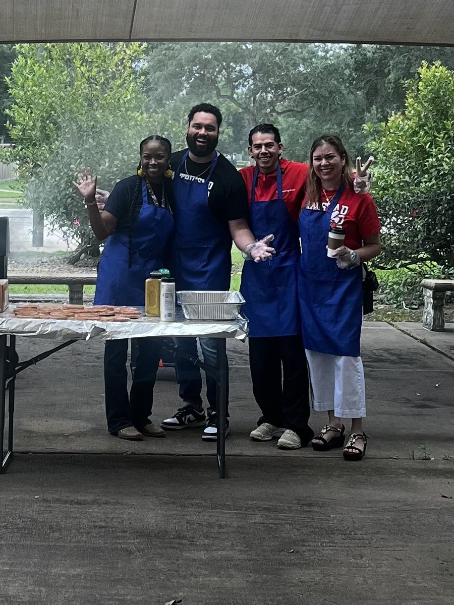 TimothyCHurt's tweet photo. Today we ended Teacher Appreciation Week with a BANG! Fresh grilled hotdogs and hamburgers!!! Thanks for all you do! https://t.co/vKkn3bSmQT