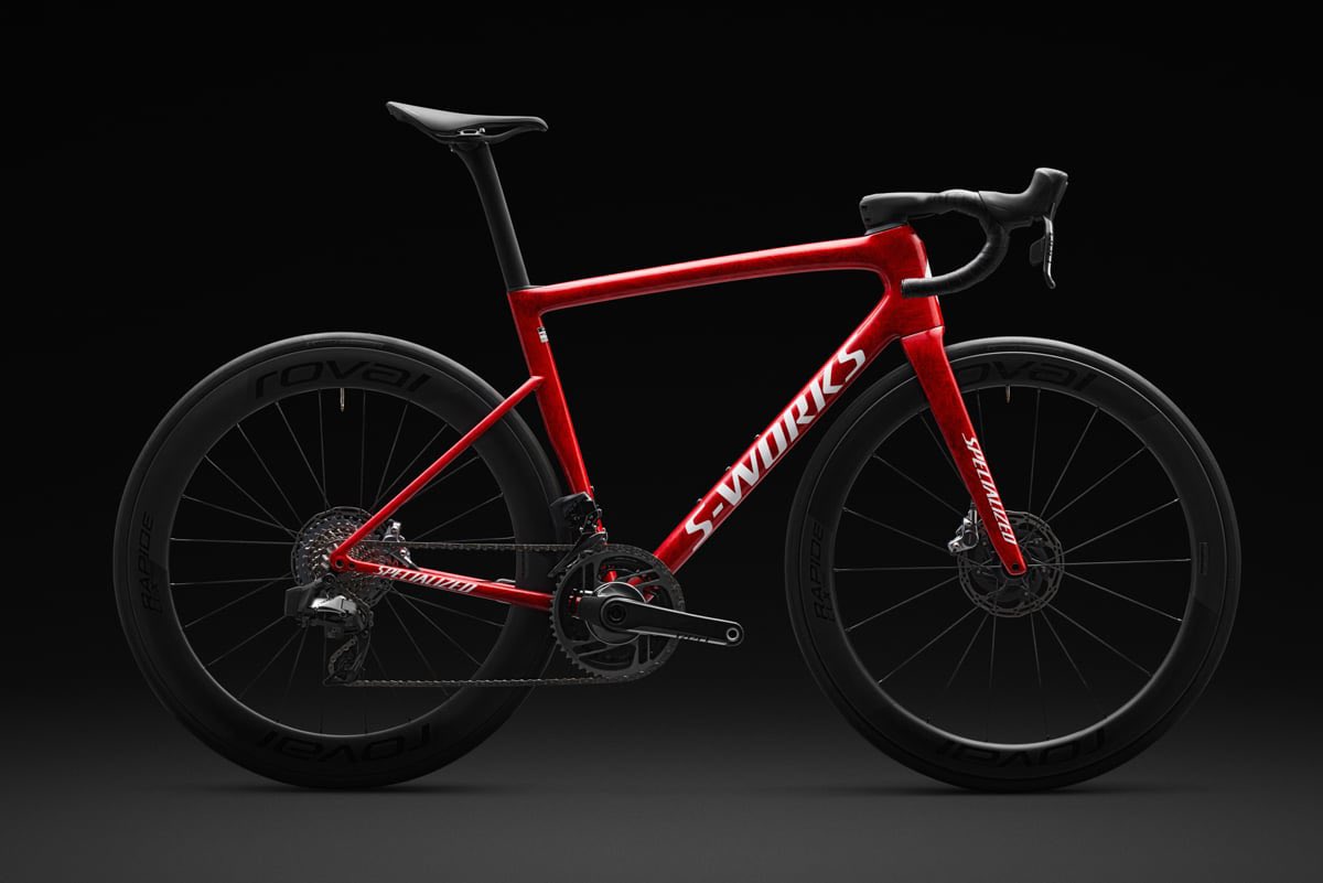 cyclekiroku's tweet photo. 現代のサイクリングにおいて、カーボンフレームを否定することは、文明の利器を捨てて石器時代に戻るのと同義です。

アルミフレームはもはやかつての安価な代替品としての地位すら危うい、ただの走る空き缶の集合体と言わざるを得ません。

最新のTarmac SL8のようなカーボンロードに乗れば、その瞬間、中毒性のある加速感を体験することになります、ペダルを踏み込んだ瞬間に、あなたの出力は一滴の無駄もなく推進力へと変換され、登坂では重力から解き放たれます、対してアルミバイクは、物理的な限界からは逃れられません、ダンシングをした際の反応はワンテンポ遅れ、まるで泥の中を漕いでいるかのようです。

カーボンは路面からの振動を魔法のように消し去りますが、アルミは地面の不快な凹凸を余すことなく身体に伝えてきます。

長距離を走った後、カーボンバイク乗りは爽快な気分でカフェに立ち寄りますが、アルミの犠牲者は振動による疲労で、ハンドルを握る手すら震えていることでしょう。カーボンだけが提供できる快適性を知ってしまえば、アルミの硬さはただの未完成な素材の荒削りさにしか感じられません。

カーボンは型によって、空気の流れを支配する完璧なエアロ形状を自在にまとうことができます。それは機能美の極致であり、見る者に畏怖の念を抱かせるオーラを放っています。

一方のアルミは、いかに溶接跡を隠そうとも、ハイドロフォーミングで形状をいじろうとも、結局はただの金属パイプの域を出ません。カーボンフレームが流麗なラインで風を切り裂く横で、アルミの無骨なチューブは無様に空気をかき乱し、重量という名の十字架を背負い続けるのです。

プロがツール・ド・フランスでアルミを使わないのには理由があります。それは、勝利のために必要な重量剛性比において、アルミはカーボンの足元にも及ばないからです。

「予算の都合」や「耐久性」といった使い古された言い訳で自分を騙すのはもうやめましょう。アルミバイクに乗り続けることは、自らパフォーマンスにハンデを課し、サイクリングの真の喜びを拒絶していることに他なりません、カーボンバイクを手に入れ、無駄のない走りを実感しましょう。