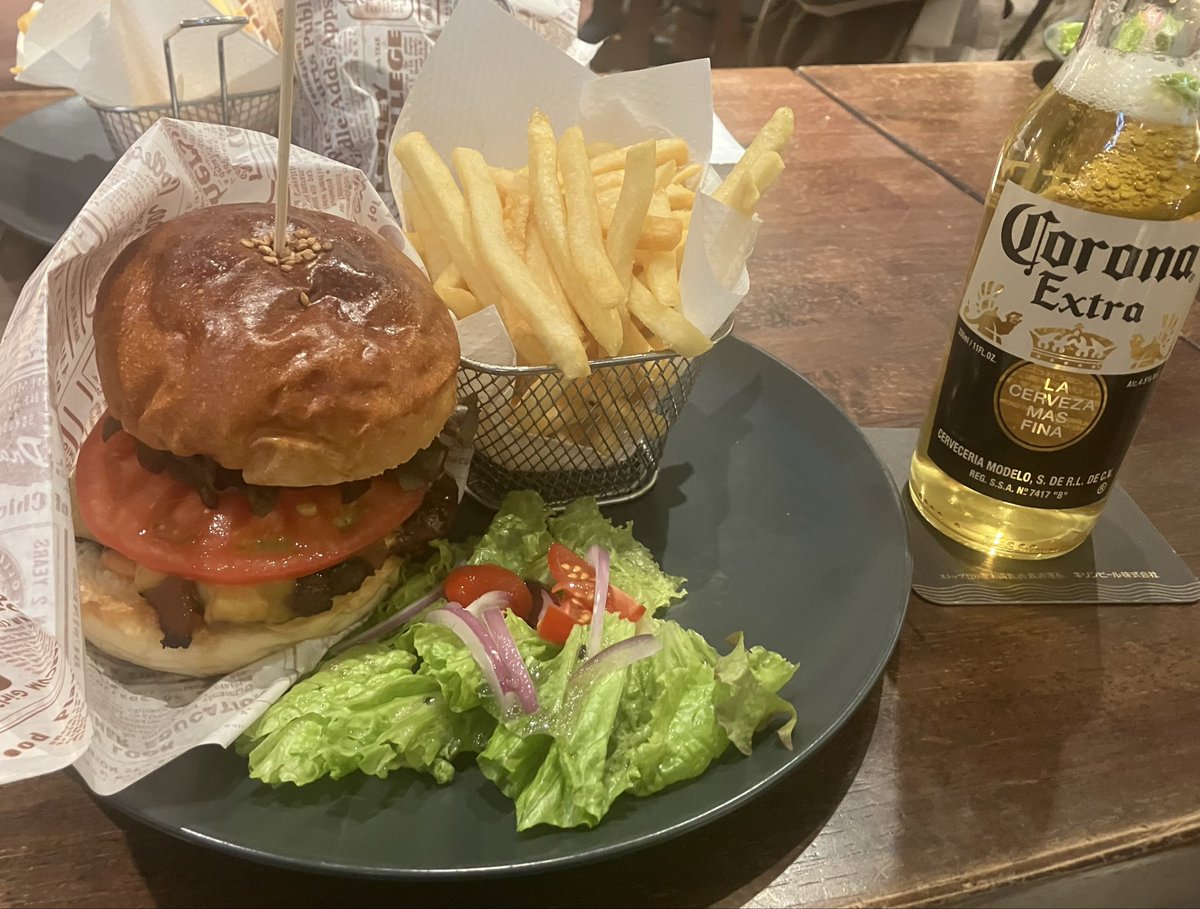 hym469's tweet photo. アイルランド発祥のアイリッシュパブで
アイルランドの日常を体験してきたよ❗️笑
ハンバーガー美味しかった〜😊
コロナビールにはライム入れる派です😉
#ハンバーガー
#アイルランド
#アイリッシュパブ
#コロナビール
#BLARNEY IRISH PUB & CAFE
#ビール https://t.co/CHXOdpB3o8