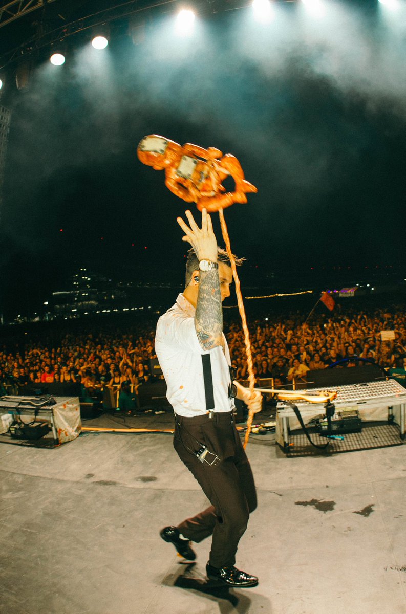 ICENINEKILLS's tweet photo. Welcome to Rockville became Welcome to Horrorwood as thousands of you Psychos screamed along. Special FANGS to Maphra and the Volusia Community Orchestra for helping us slay ’Twisting the Knife’ live for the very first time!” 🔪 https://t.co/dwCFJ0mh9i