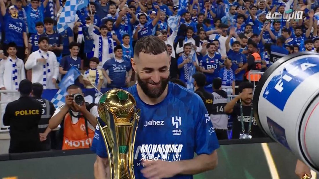 MnbrAlhilal's tweet photo. كريم بنزيما مع الكأس 🏆💙💙💙💙💙 https://t.co/6r4I2w1UtC