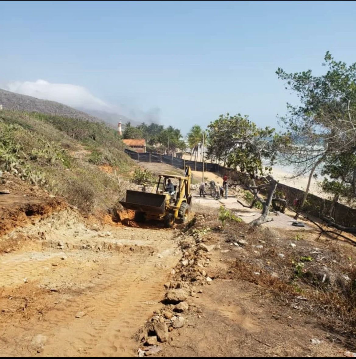 Por favor paren este ecocidio en playa Guacuco, en Margarita. No se puede seguir destruyendo el entorno y la naturaleza, impunemente. No más.